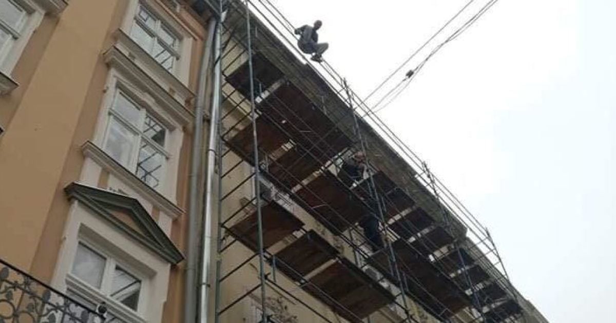 В центре Львова иностранец пытался совершить самоубийство
