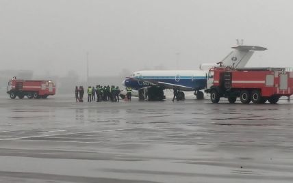 В аэропорту "Киев" самолет столкнулся с генератором