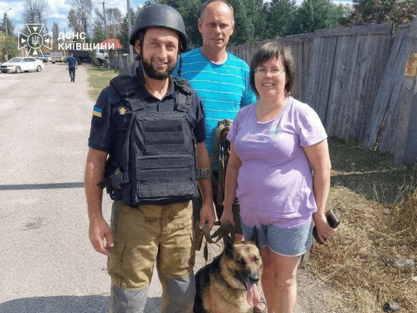 Песик со своим спасителем и счастливыми хозяевами / © ГСЧС в Киевской области