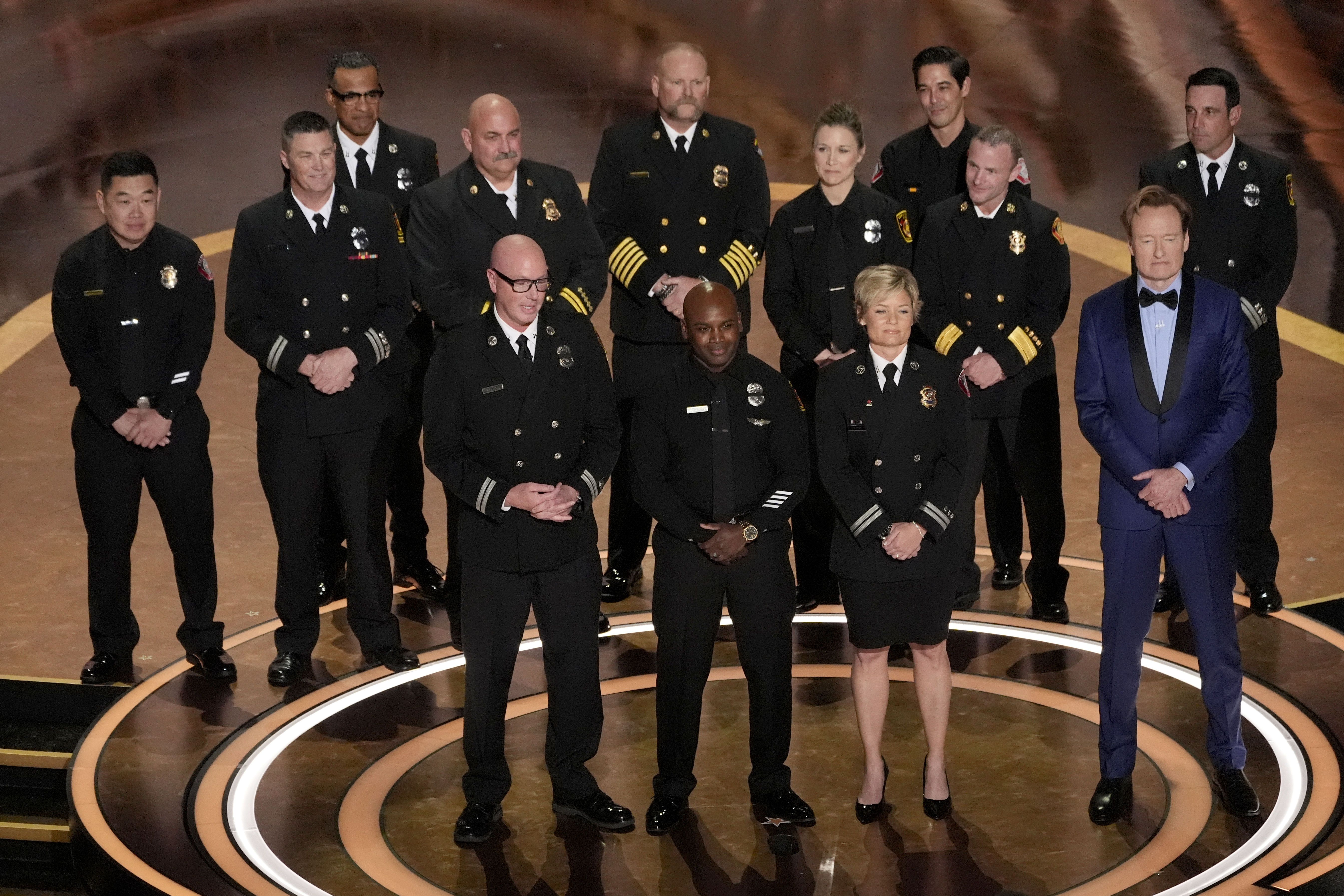 Конан О'Брайен с группой пожарных на 