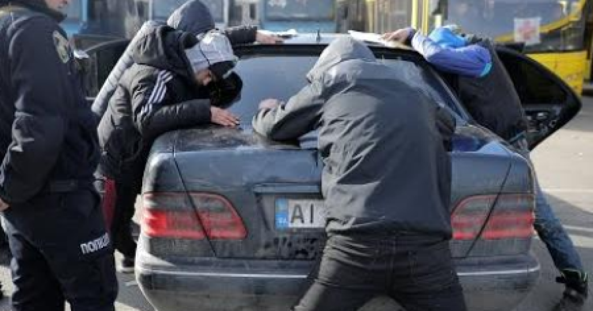 Під Києвом затримано групу мародерів, які ховалися серед евакуйованих жителів Бучі: відео