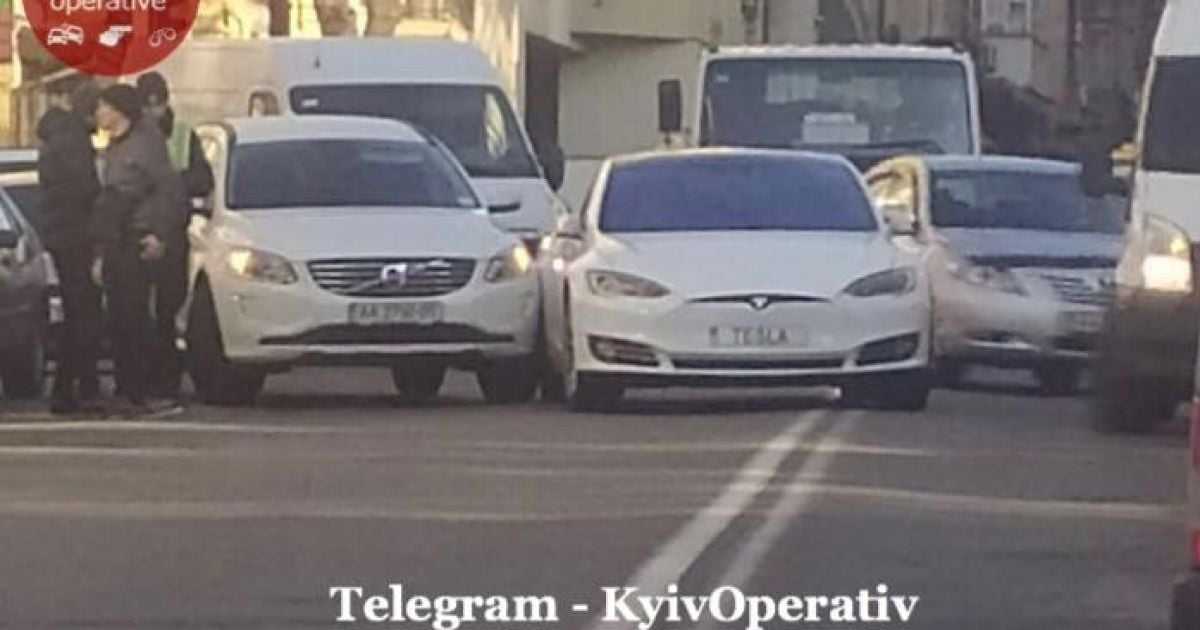 У Києві зіткнулись Tesla та кросовер Volvo. Фото