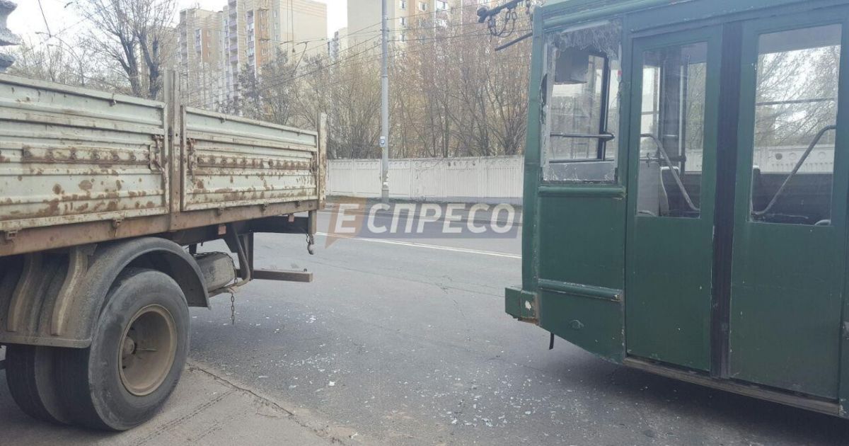 В Киеве троллейбус с пассажирами протаранил грузовик