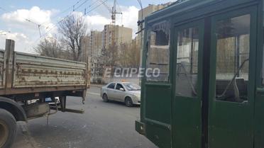 У Києві тролейбус з пасажирами протаранив вантажівку 6 / © Еспресо TV