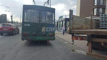 У Києві тролейбус з пасажирами протаранив вантажівку 8 / © Еспресо TV