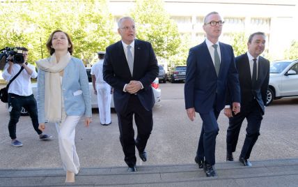 У синьому жакеті і білих штанях: ніжний образ міністра оборони Франції