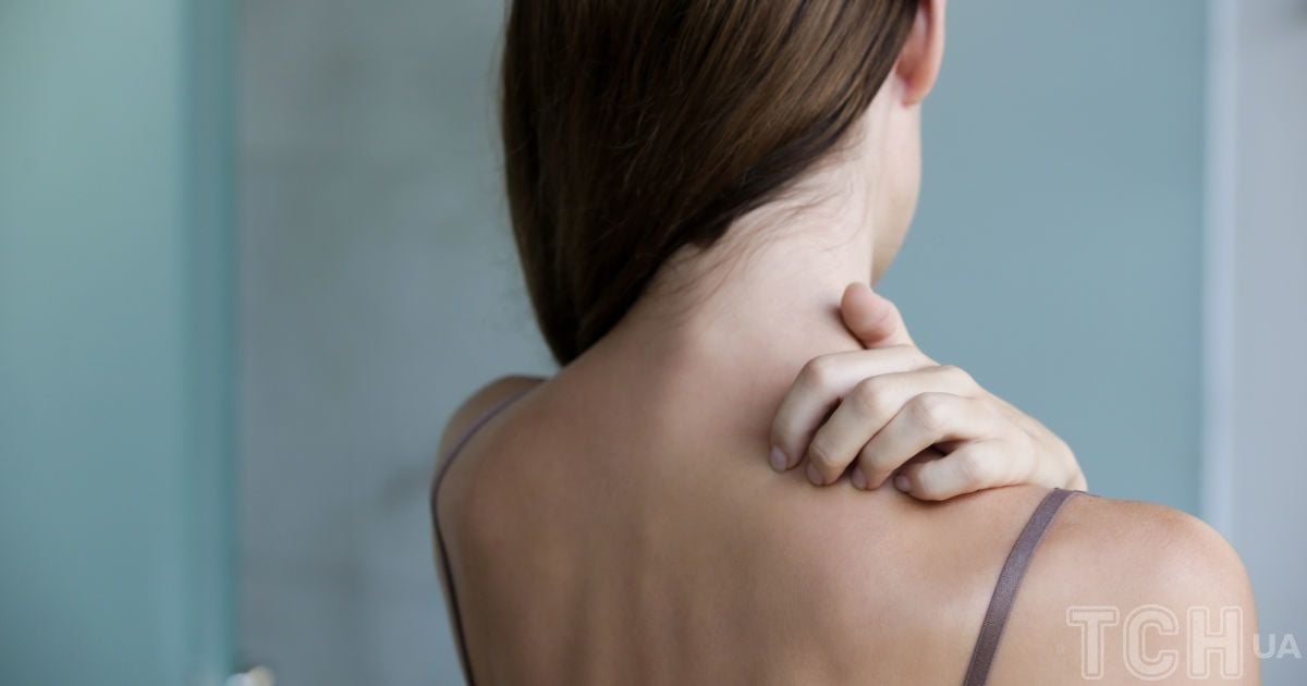 Чесання шкіри: як мозок винагороджує нас за «дитячі» звички