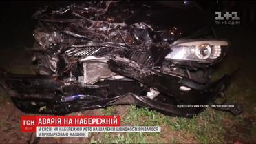 На столичній набережній BMW на швидкості протаранило припарковані авто