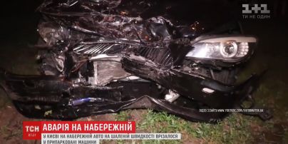 На столичній набережній BMW на швидкості протаранило припарковані авто