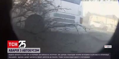 Новини Одеси: на швидкості некерований автобус протаранив вітрину крамниці