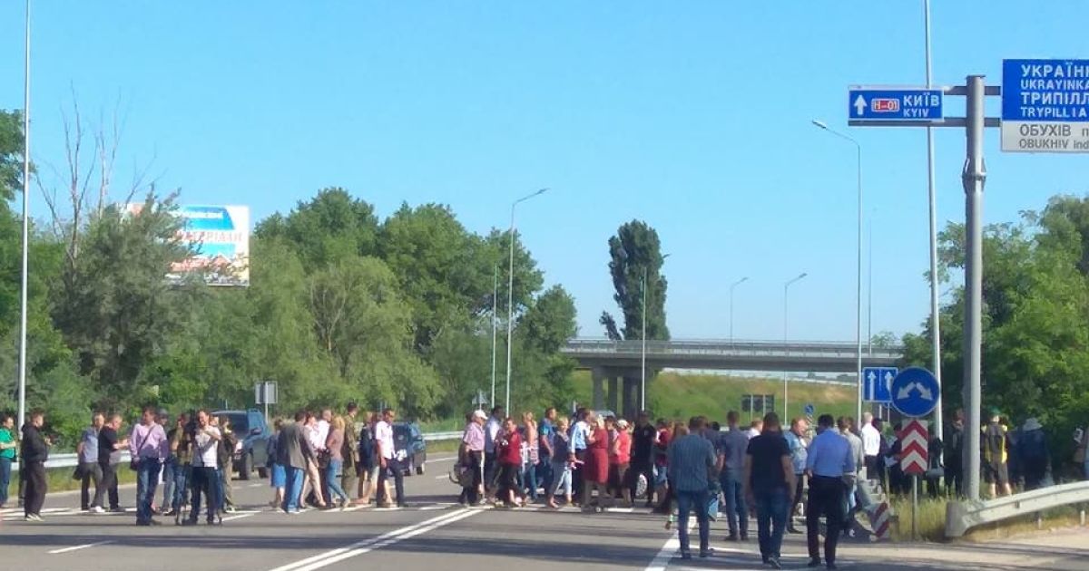 На Київщині перекривали дорогу на столицю. Люди вимагають звільнення глави Обухівської РДА