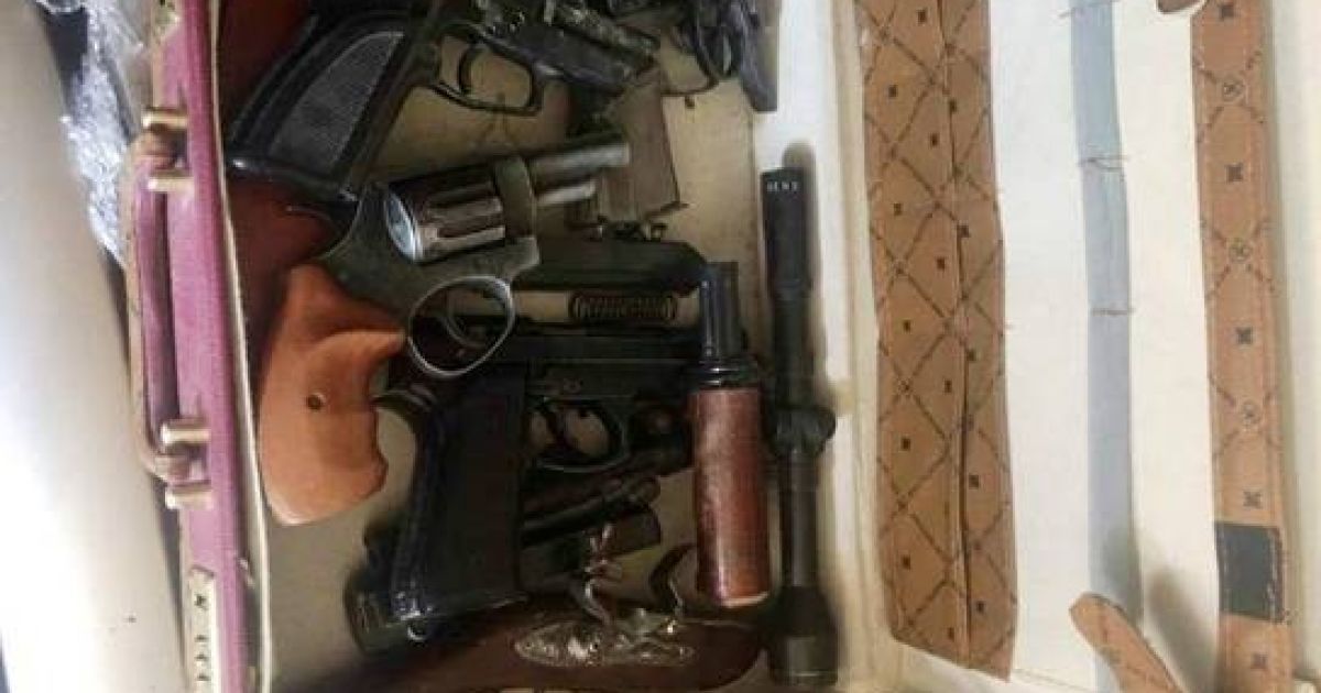 Арбалеты, ружье с гарпуном, пистолеты и десятки ножей: в квартире в Киеве обнаружили арсенал оружия