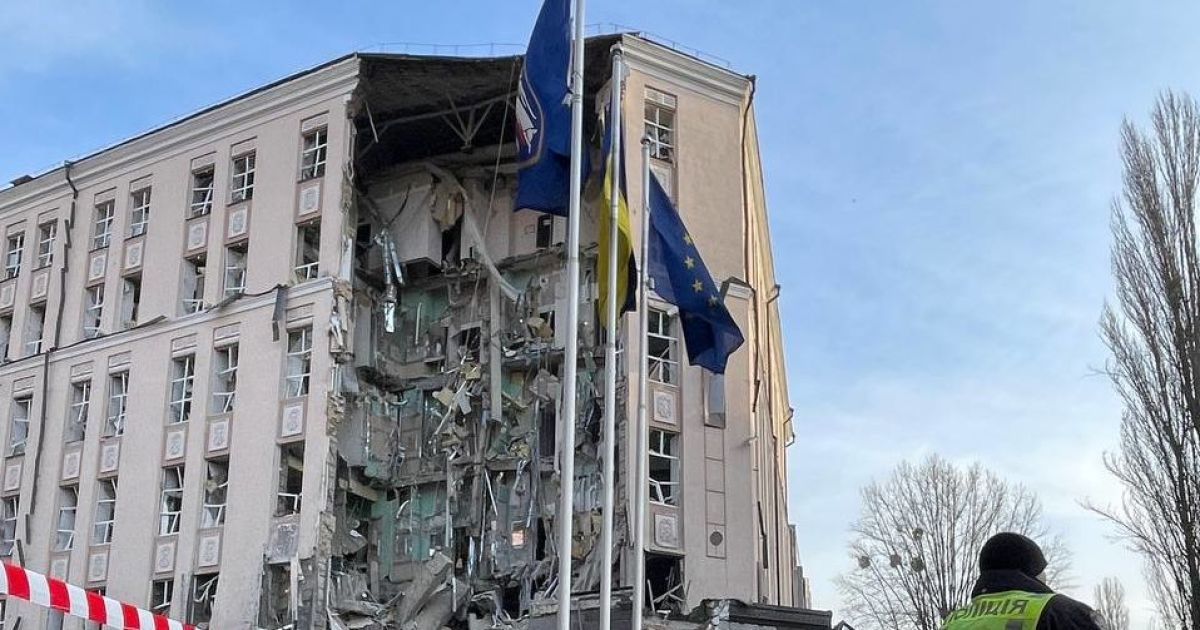 У Києві уламки від російських ракет пошкодили готель та палац "Україна": з'явилися перші кадри наслідків (фото, відео)