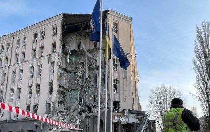 У Києві уламки від російських ракет пошкодили готель та палац "Україна": з'явилися перші кадри наслідків (фото, відео)