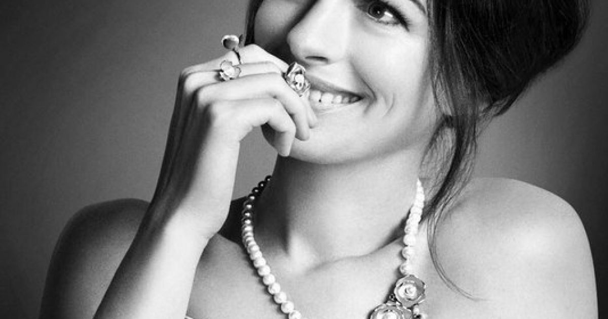 Энн Хэтэуэй в рекламной кампании ювелирных украшений Keer