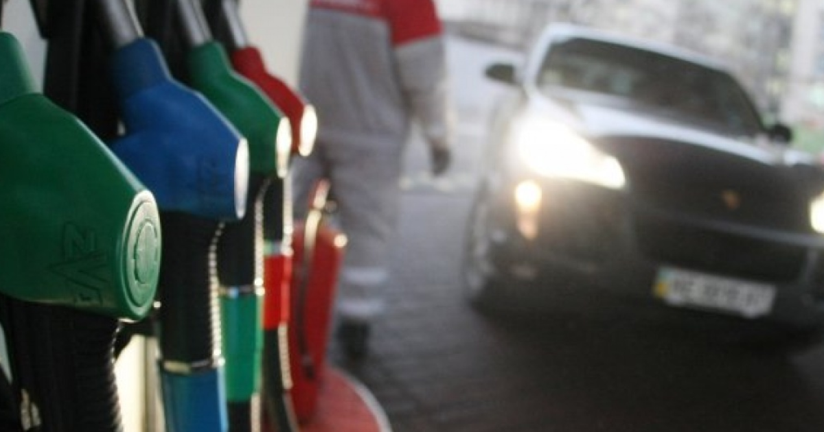 Премьер предложил Кабмину запретить ввоз нефтепродуктов из России