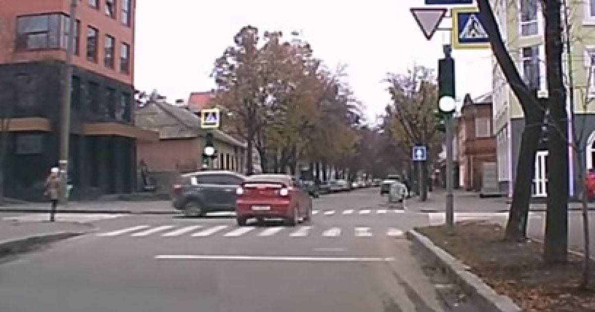 Снова красный свет и перекресток: в Харькове чуть не повторилась ужасная авария на Сумской