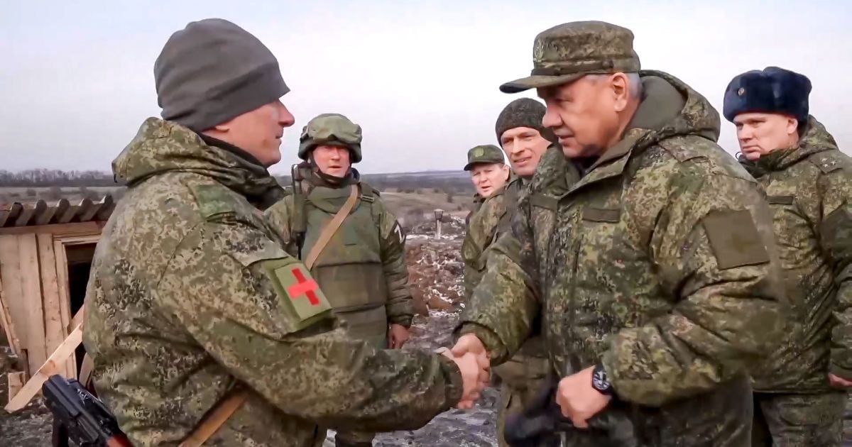 Шойгу "проінспектував" окуповані території та дав солдатам медалі "за відвагу"