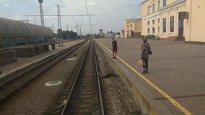 Пенсіонерка, яка поспішала на Золочів, ледь не вбилася на залізничному вокзалі 