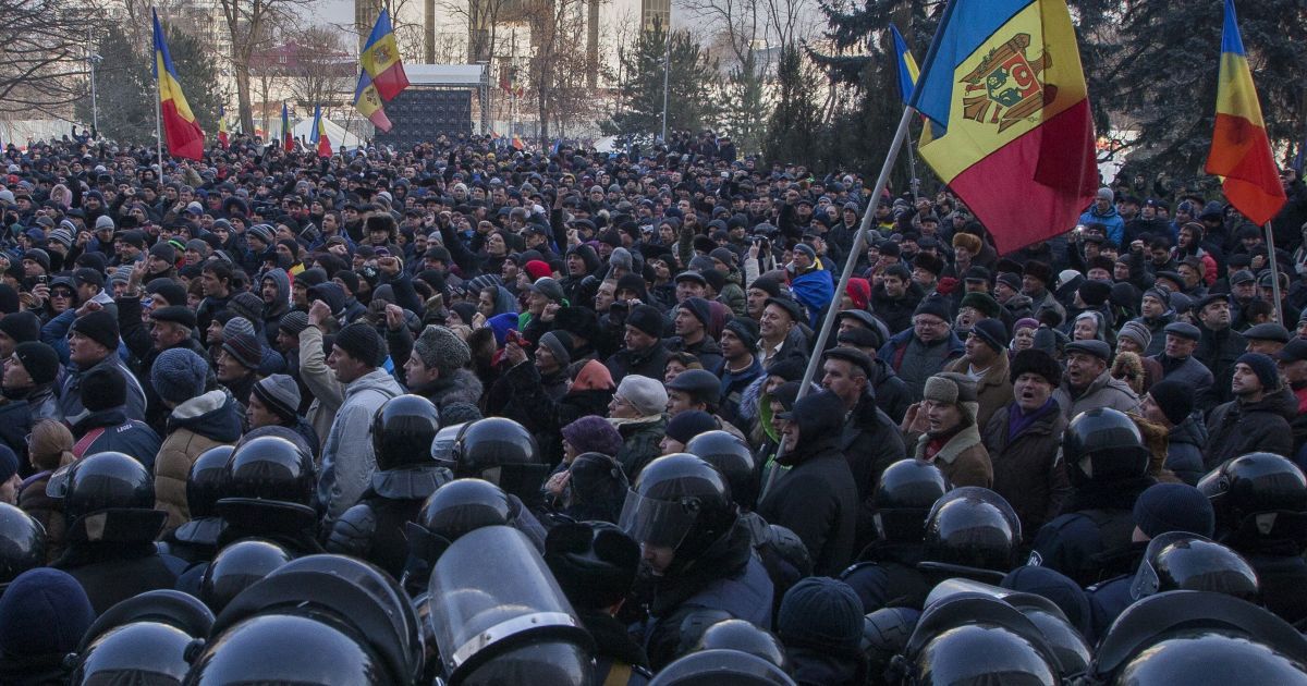 Неспокойный Кишинев: из парламента митингующих "выдавил" спецназ