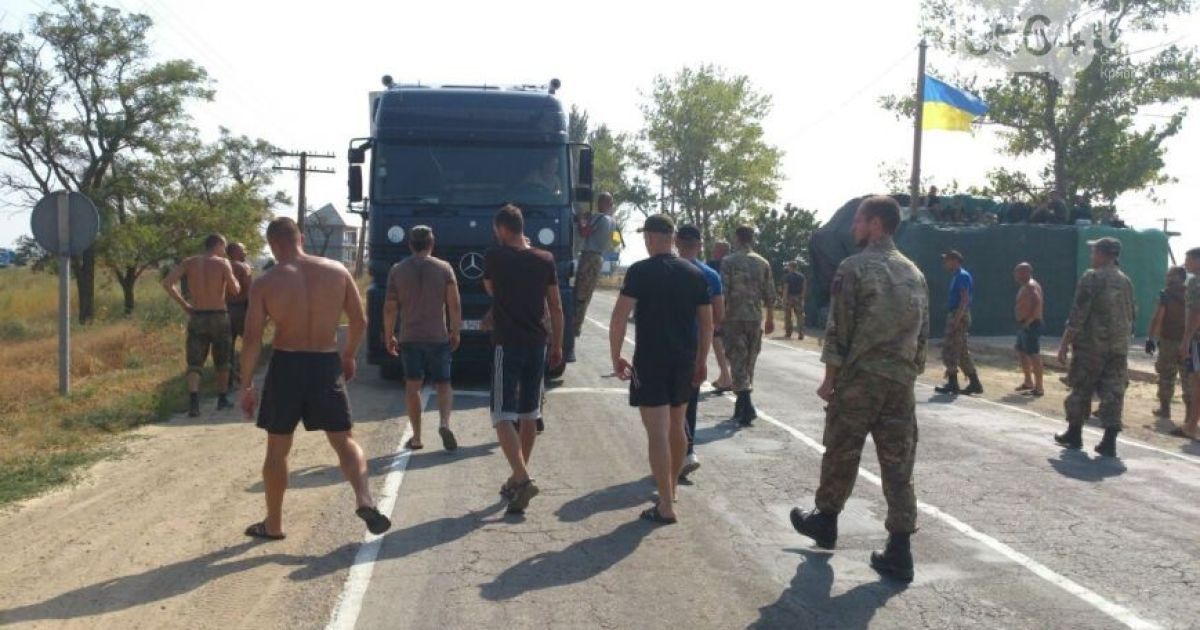 Дороги в Крым до сих пор заблокированы