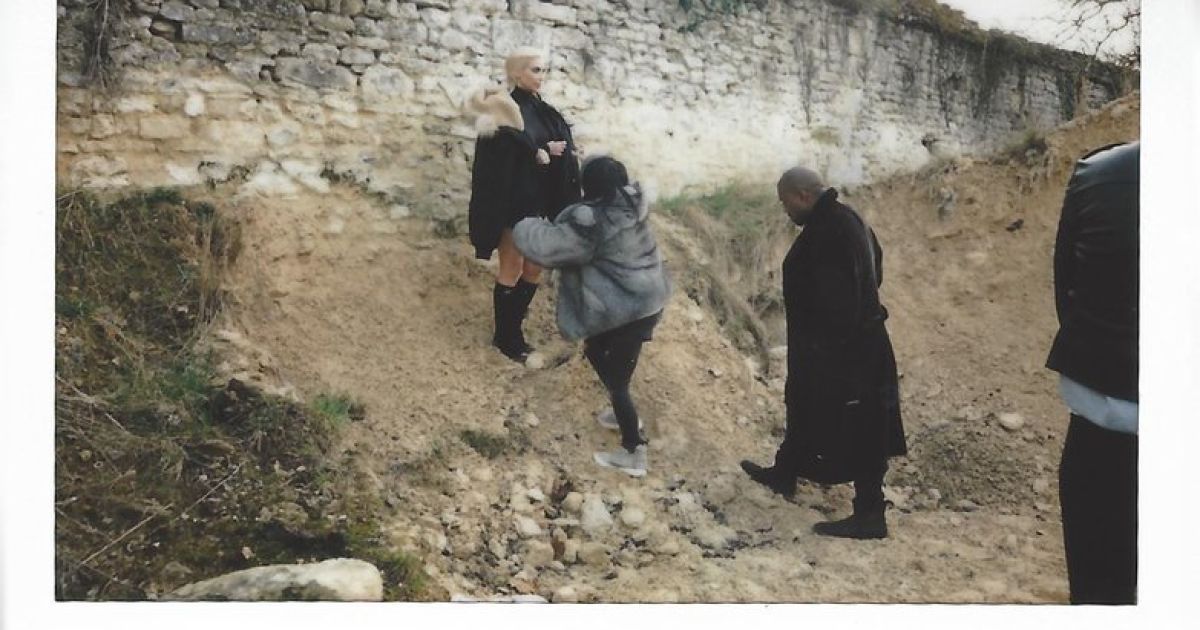 Кардашян показала грудь на личных фотографиях / © kimkardashianwest.com