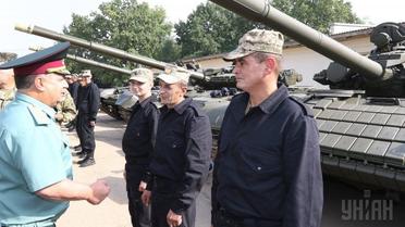 Полторак посетил Львовский бронетанковый завод / © УНИАН