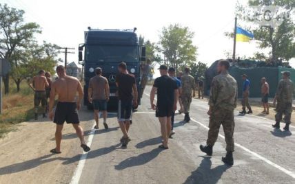 "Правый сектор" и крымские татары "развернули" несколько десятков фур в Чаплинке