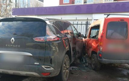 Под Киевом водитель Volkswagen повредил около шести автомобилей: фото
