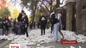 В Лондоне активисты забаррикадировали российское посольство