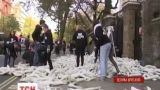У Лондоні активісти забарикадували російське посольство