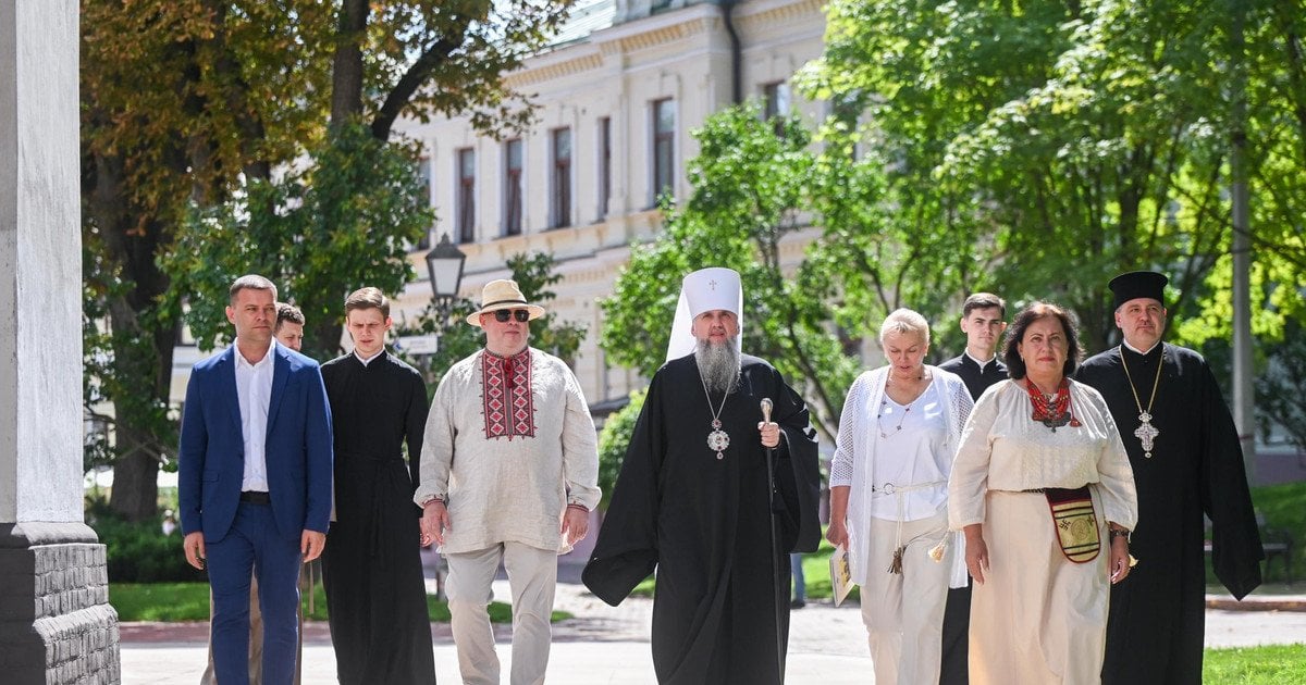 Митрополит Епіфаній відкриває новий вимір духовної дипломатії: освячені в Софії Київській українські святині вирушають у різні країни світу