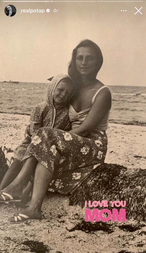 Звезды поздравляют с Днем матери / © 