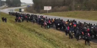 Мигранты массово штурмуют польско-белорусскую границу: в Варшаве заявили о "наибольшей попытке силового вторжения" (видео)