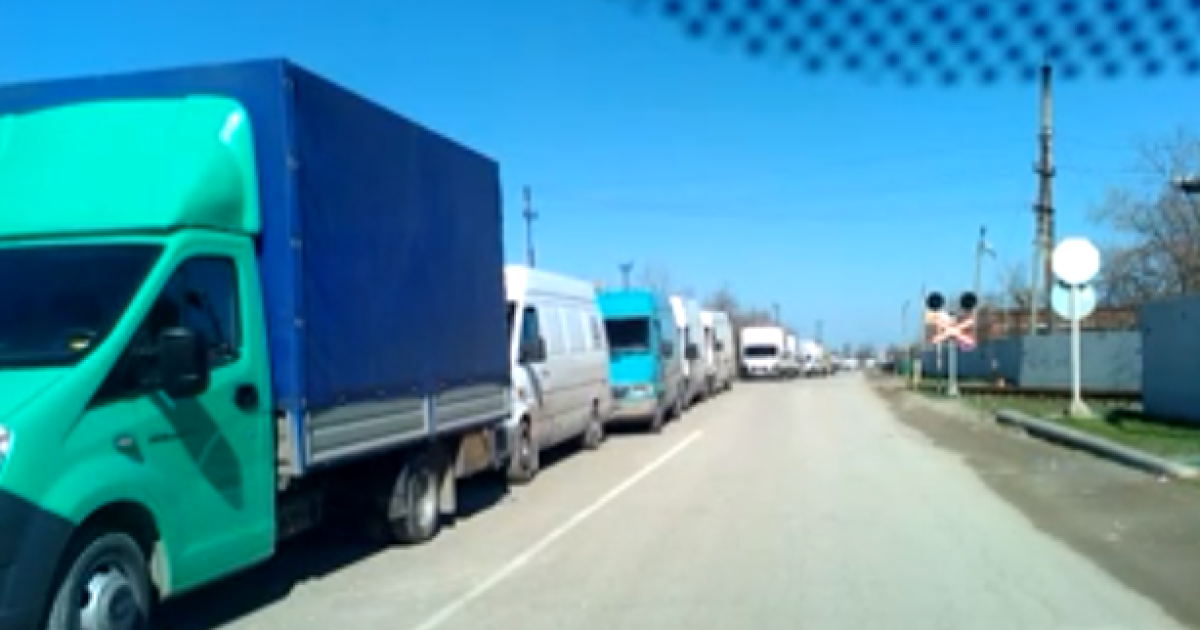 Колона вантажівок, які очікують переправи, розтягнулася на три району.