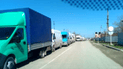 Колона вантажівок, які очікують переправи, розтягнулася на три району.