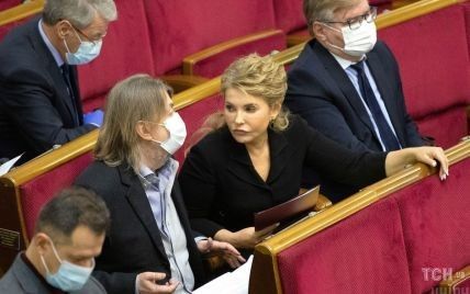 У гарних сережках і зі стильними окулярами: діловий образ Юлії Тимошенко