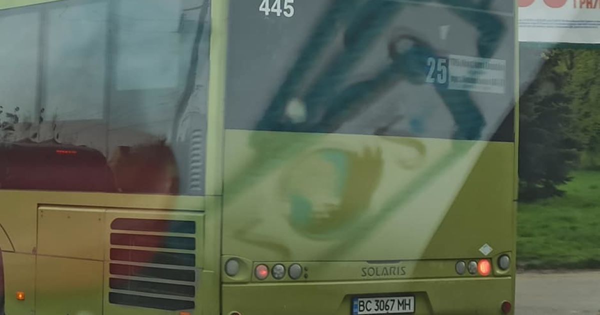 Їхали узбіччям та тротуаром: у Львові водії маршруток влаштували перегони (фото)