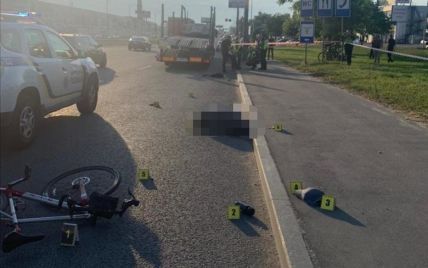 В Киеве пьяный пешеход толкнул велосипедиста под колеса грузовика: парень погиб на месте