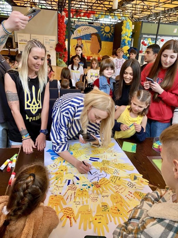 Оля Полякова написала на плакате пожелания детям / © Алина Онопа, ТСН.ua