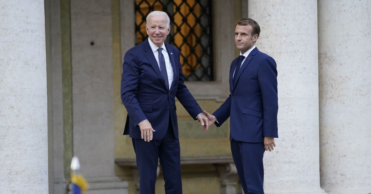 Джо Байден і Еммануель Макрон.
