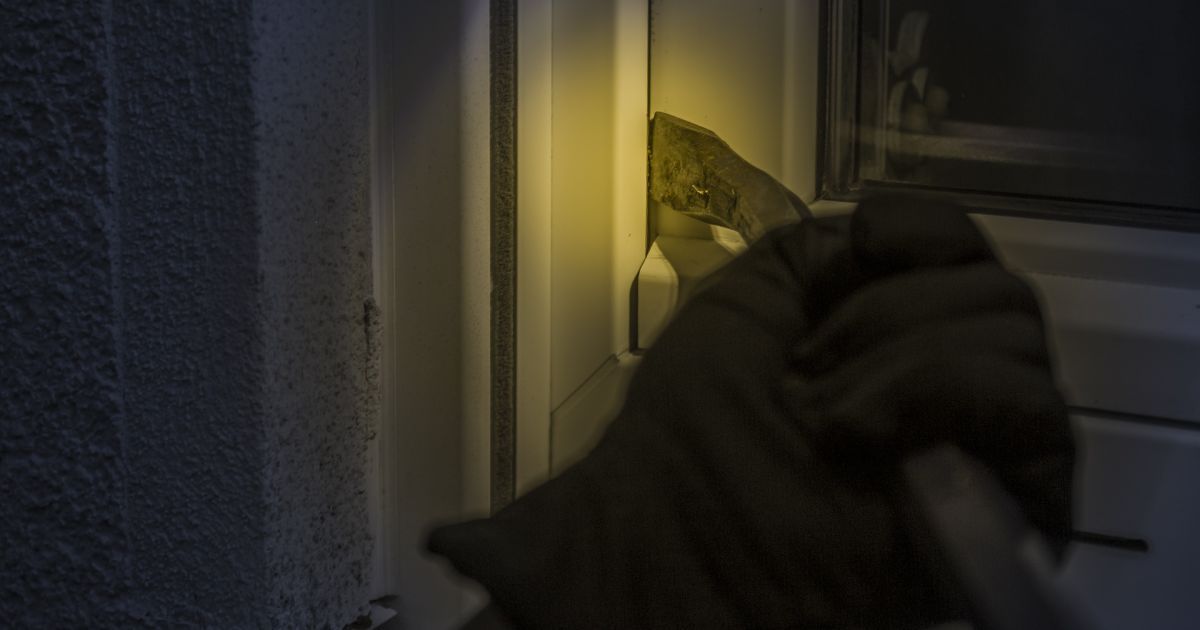 На Дніпропетровщині чоловік жорстоко побив жінку, пограбував її та втік до Київської області