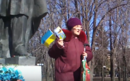 В оккупированном Луганске люди набросились на бабушку-патриотку с флагом Украины