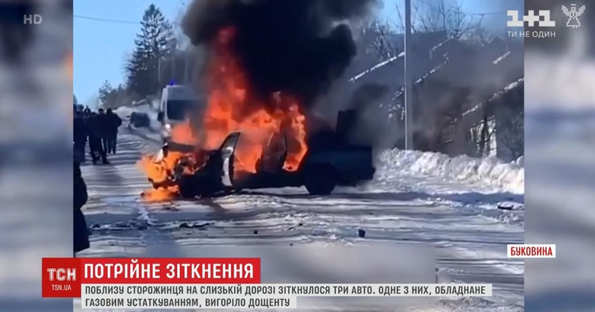 ДТП на льду: две машины вылетели в кювет, а одна загорелась