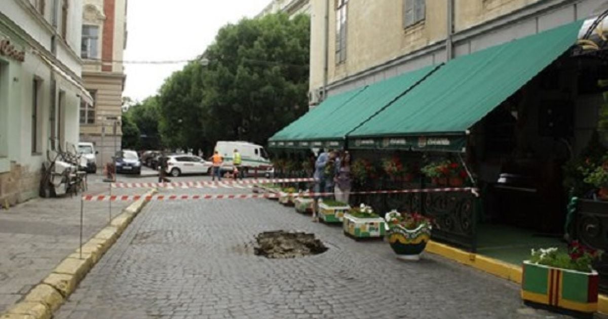Бруківка провалилася на площі 3 м кв. на глибину 1,7 м