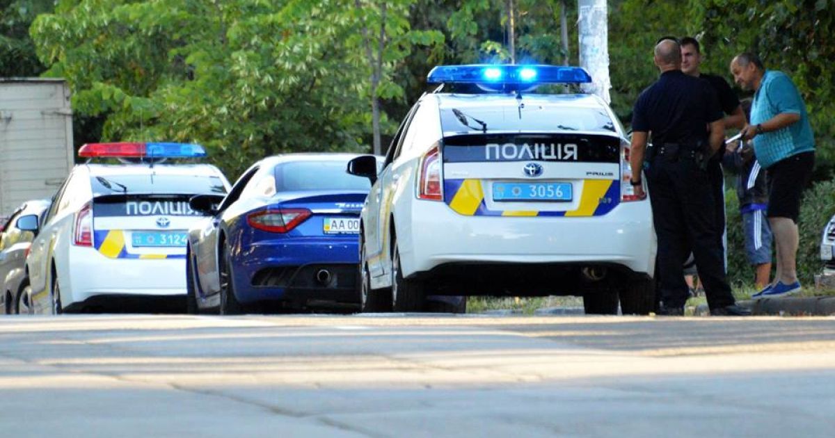 В одной из машин в Святошинском районе Киева двое мужчин распивали спиртные напитки