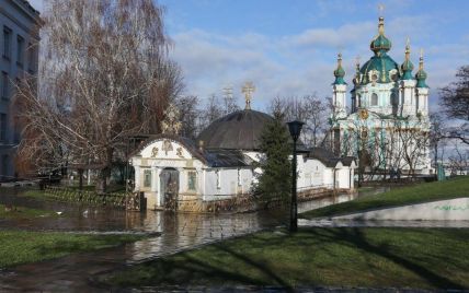 Профильная комиссия Киевсовета поддержала петицию о сносе часовни УПЦ МП возле музея истории
