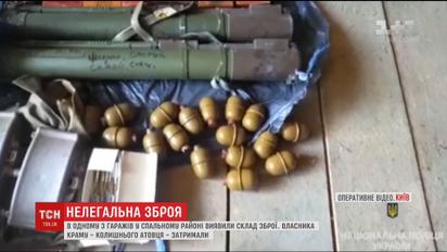 Правоохранители обнаружили склад оружия в одном из гаражей в Киеве