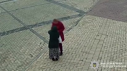 Поліція Києва показала, як «цілителька» пограбувала двох перехожих