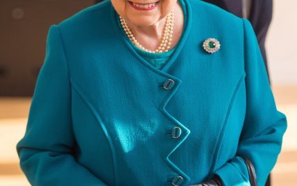 Как всегда, ослепительна: королева Елизавета II вышла в свет в необычном пальто